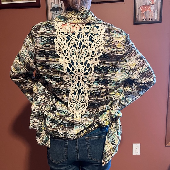 Woman’s Shaw open face, lace backing with gemstone accents, perfect cover up - Picture 4 of 5